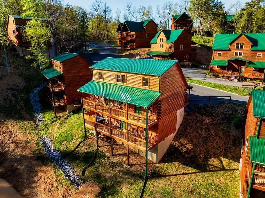 5 Ensuite Bedrooms, Hot Tub, Dog Friendly * Pigeon Forge