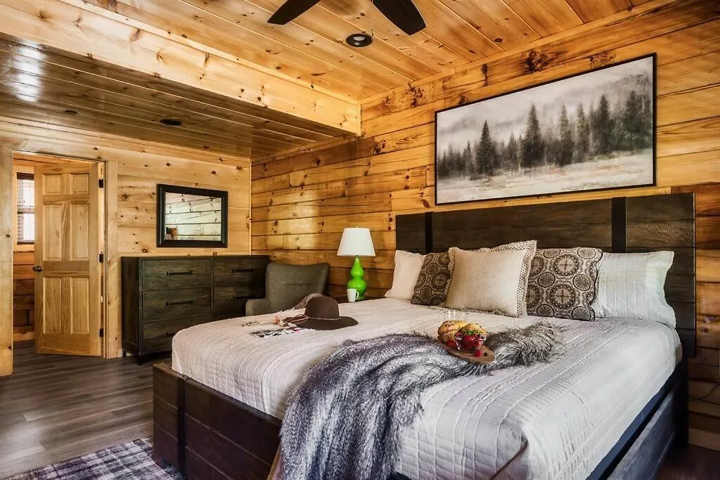 Holiday home 5 Ensuite Bedrooms, Hot Tub, Dog Friendly *
