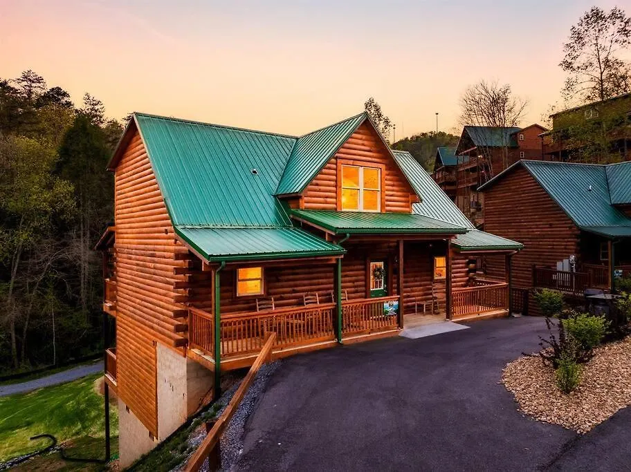 5 Ensuite Bedrooms, Hot Tub, Dog Friendly Holiday home *