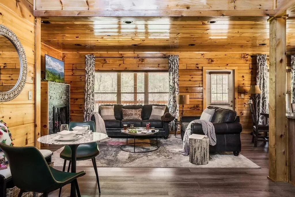 5 Ensuite Bedrooms, Hot Tub, Dog Friendly Holiday home Pigeon Forge