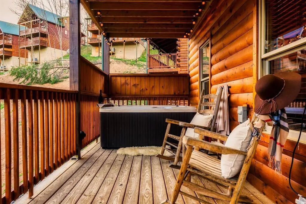 5 Ensuite Bedrooms, Hot Tub, Dog Friendly Holiday home Pigeon Forge