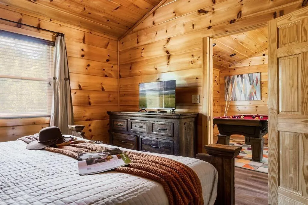 5 Ensuite Bedrooms, Hot Tub, Dog Friendly Pigeon Forge