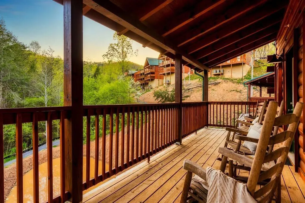 5 Ensuite Bedrooms, Hot Tub, Dog Friendly Pigeon Forge