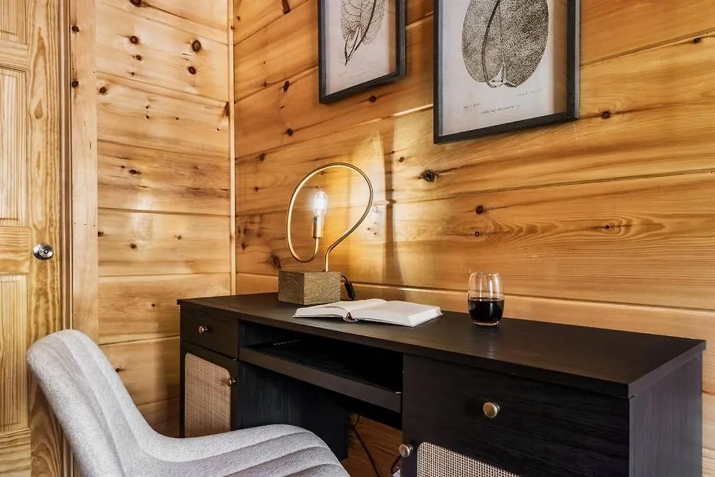 5 Ensuite Bedrooms, Hot Tub, Dog Friendly Holiday home Pigeon Forge