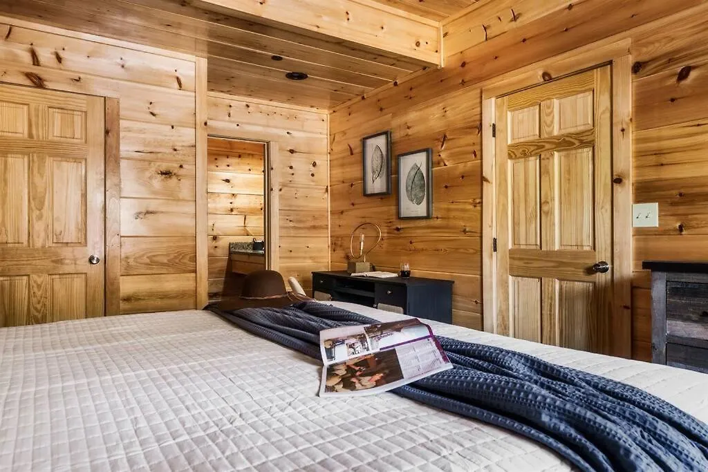 Holiday home 5 Ensuite Bedrooms, Hot Tub, Dog Friendly *