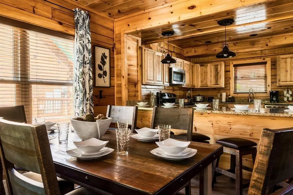 5 Ensuite Bedrooms, Hot Tub, Dog Friendly * Pigeon Forge