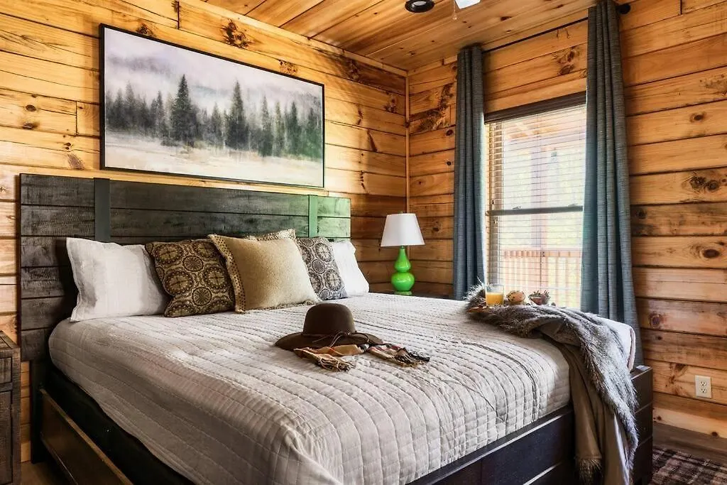 Holiday home 5 Ensuite Bedrooms, Hot Tub, Dog Friendly *