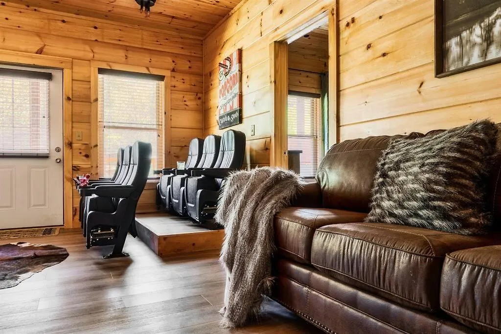 5 Ensuite Bedrooms, Hot Tub, Dog Friendly Pigeon Forge