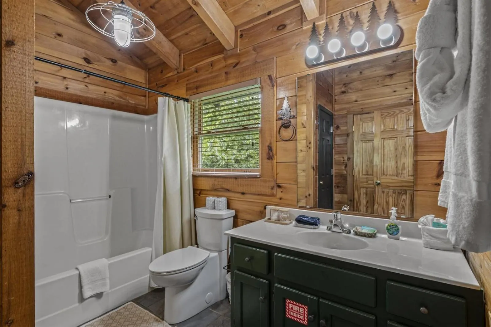 Near Dollywood With Pool Table-hot Tub-fire Pit-game Room-swimming Pool