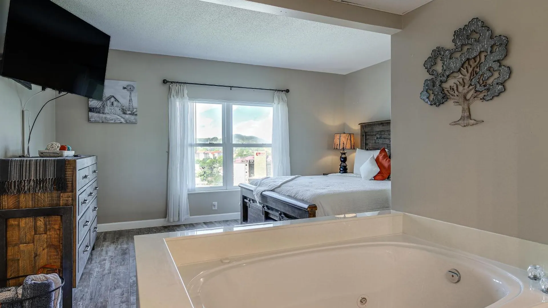 With Pools About 3 Mi To Dollywood! Apartment *