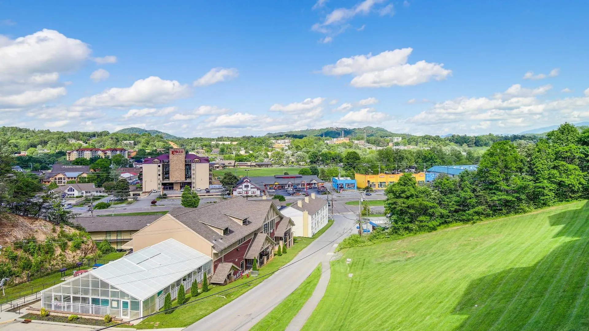 With Pools About 3 Mi To Dollywood! Pigeon Forge