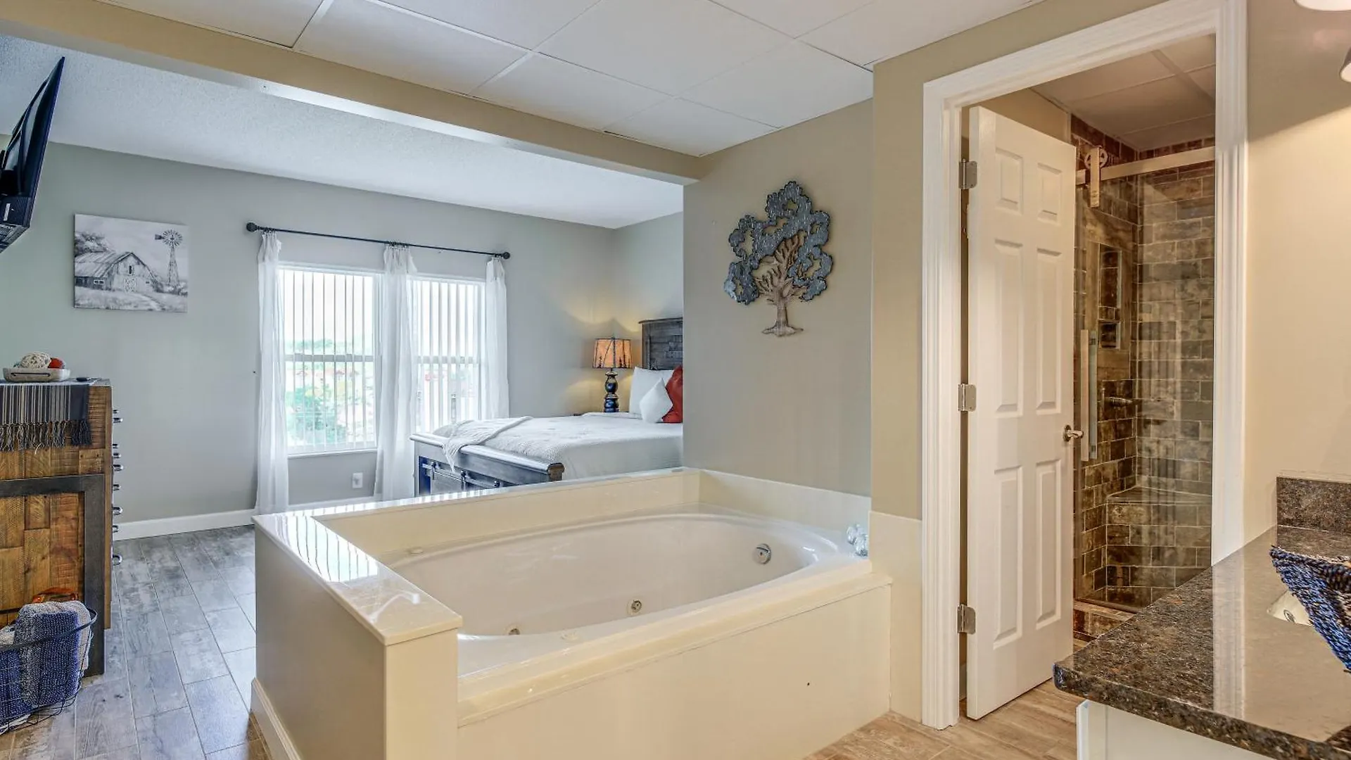 With Pools About 3 Mi To Dollywood! Apartment *