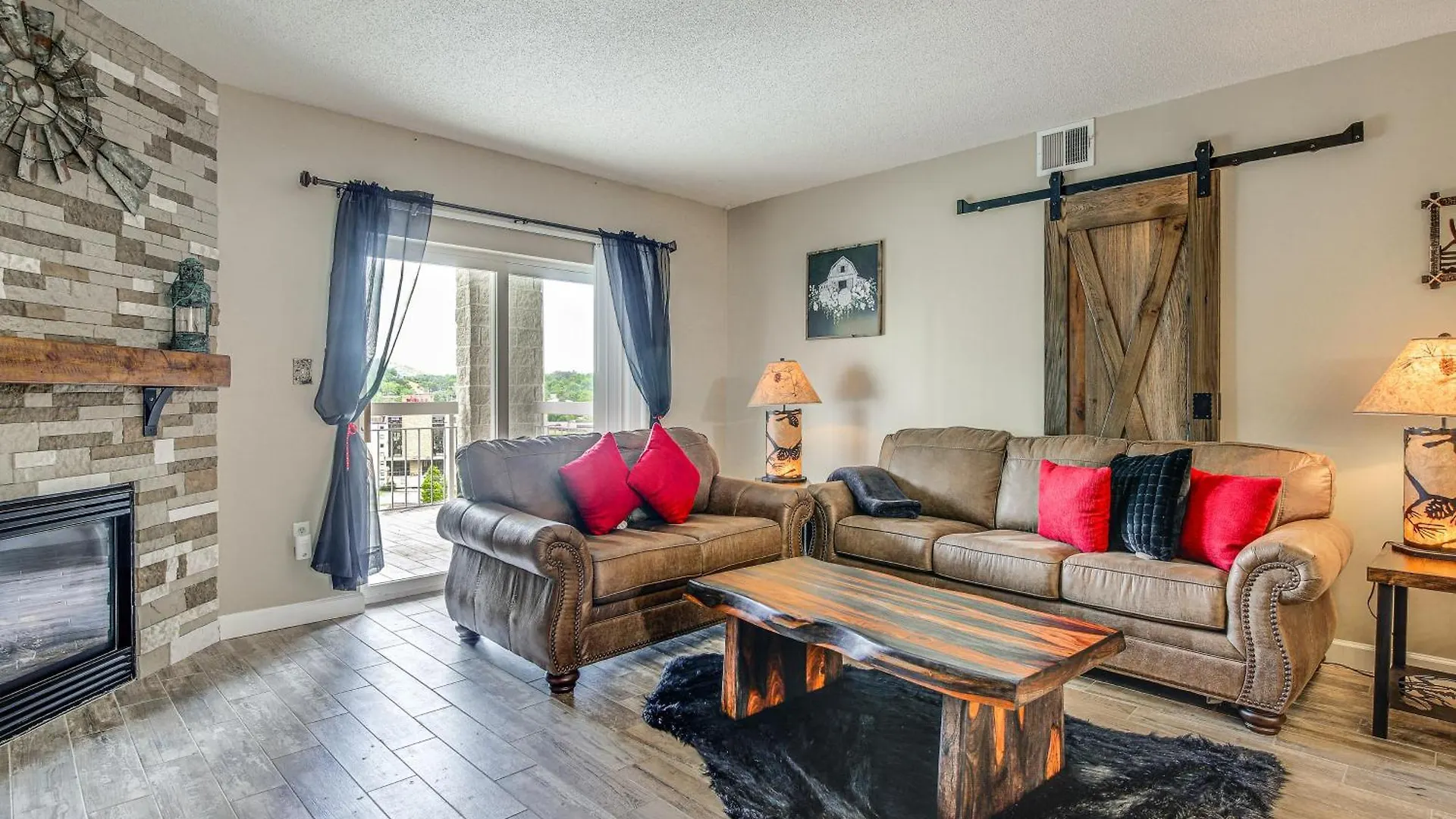 With Pools About 3 Mi To Dollywood! Apartment *