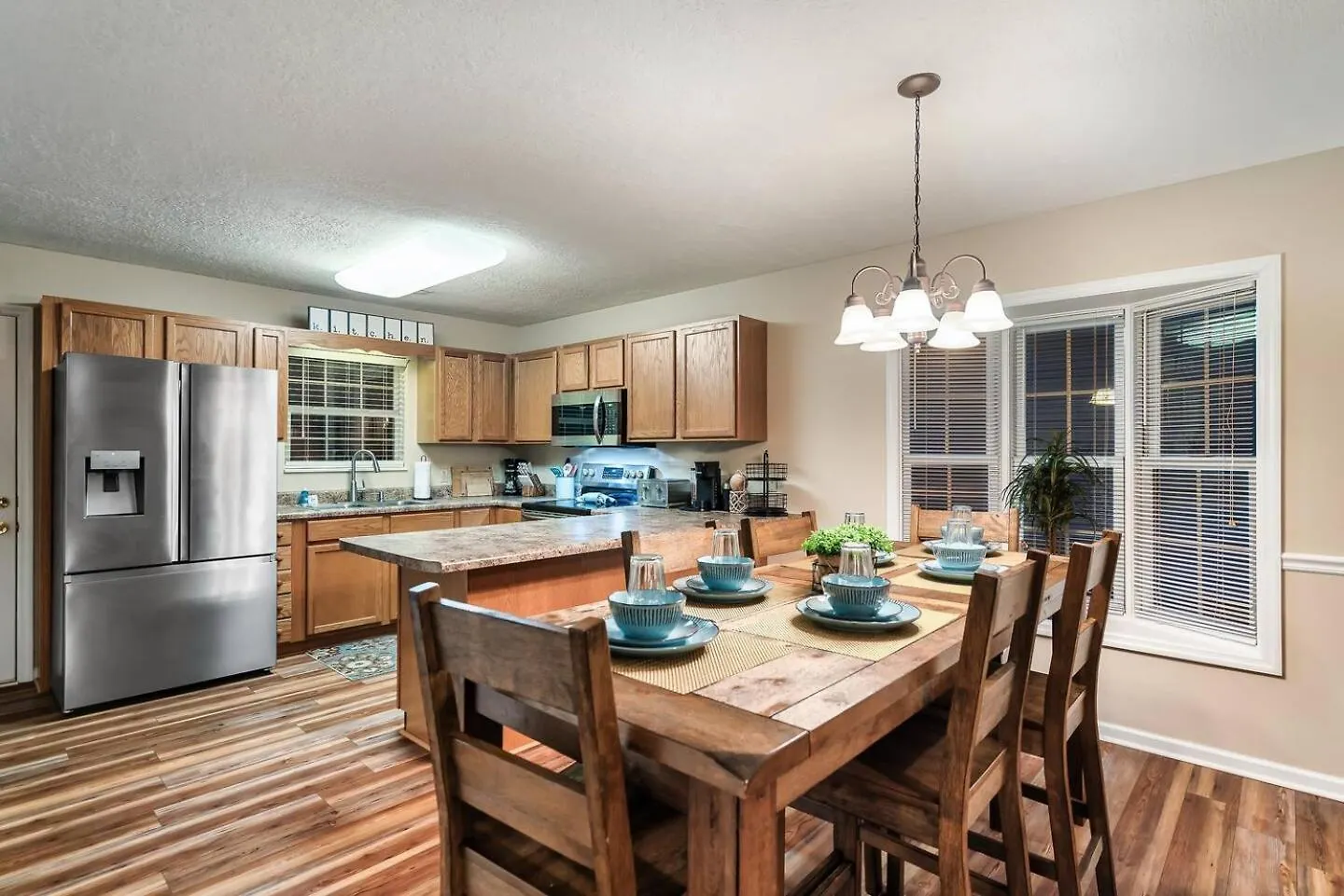 1 Mile To Pkwy, Pets, Hot Tub, Creekside, Porch Pigeon Forge