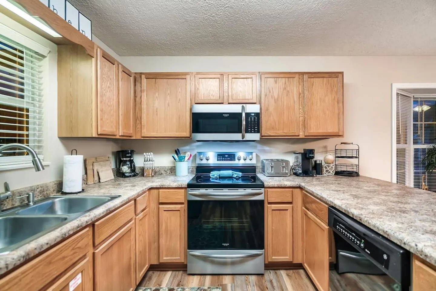 1 Mile To Pkwy, Pets, Hot Tub, Creekside, Porch Holiday home Pigeon Forge