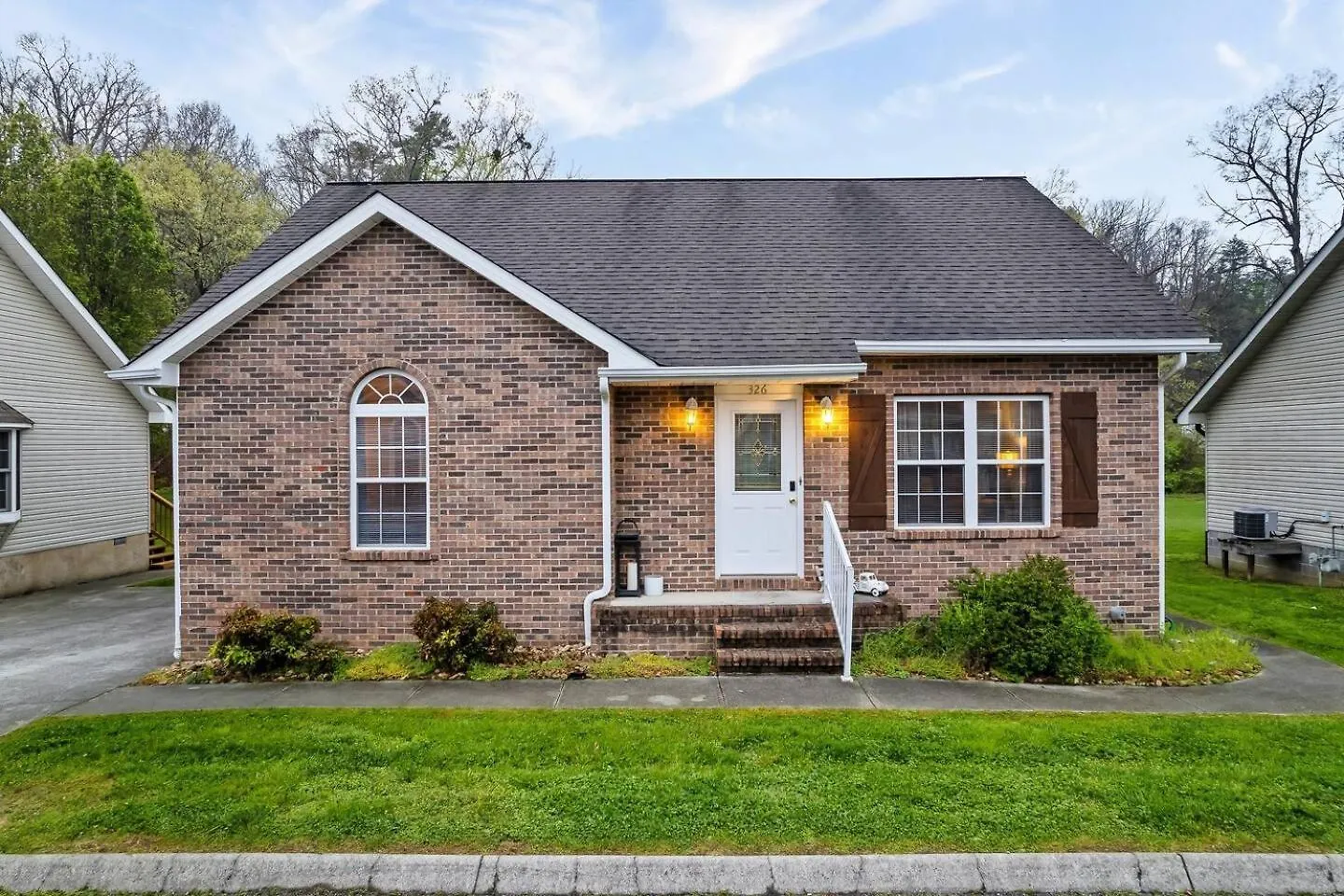 1 Mile To Pkwy, Pets, Hot Tub, Creekside, Porch