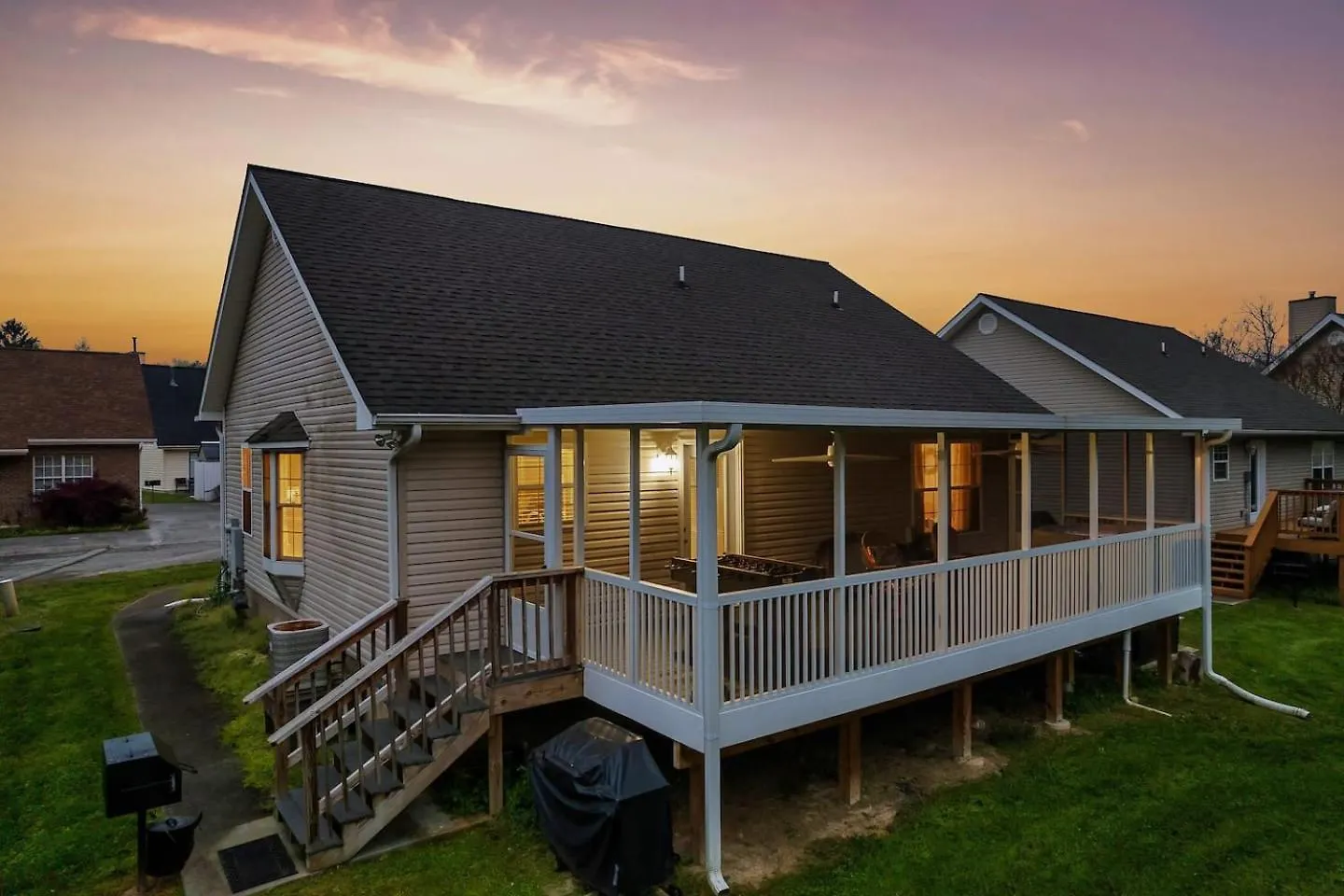 Holiday home 1 Mile To Pkwy, Pets, Hot Tub, Creekside, Porch Pigeon Forge