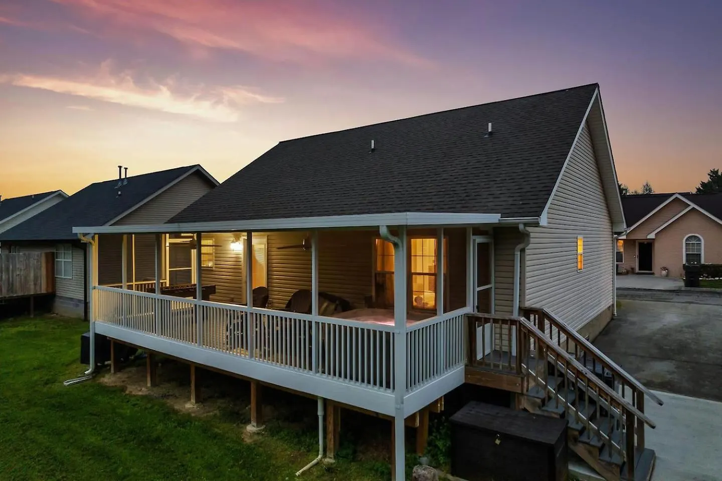 Holiday home 1 Mile To Pkwy, Pets, Hot Tub, Creekside, Porch