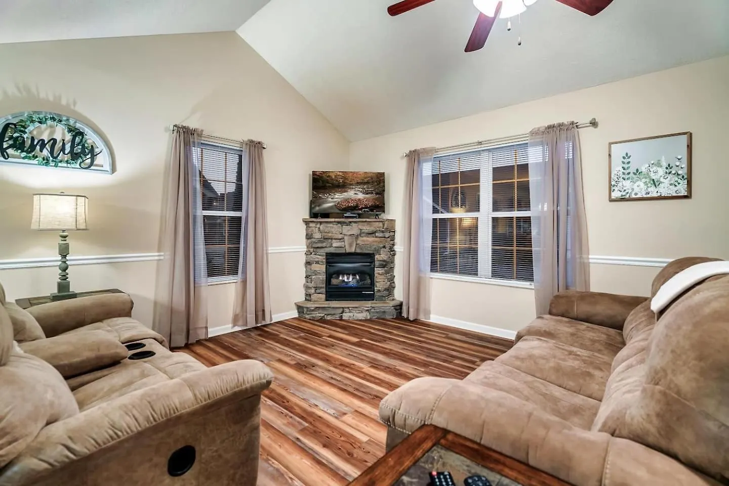 Holiday home 1 Mile To Pkwy, Pets, Hot Tub, Creekside, Porch *