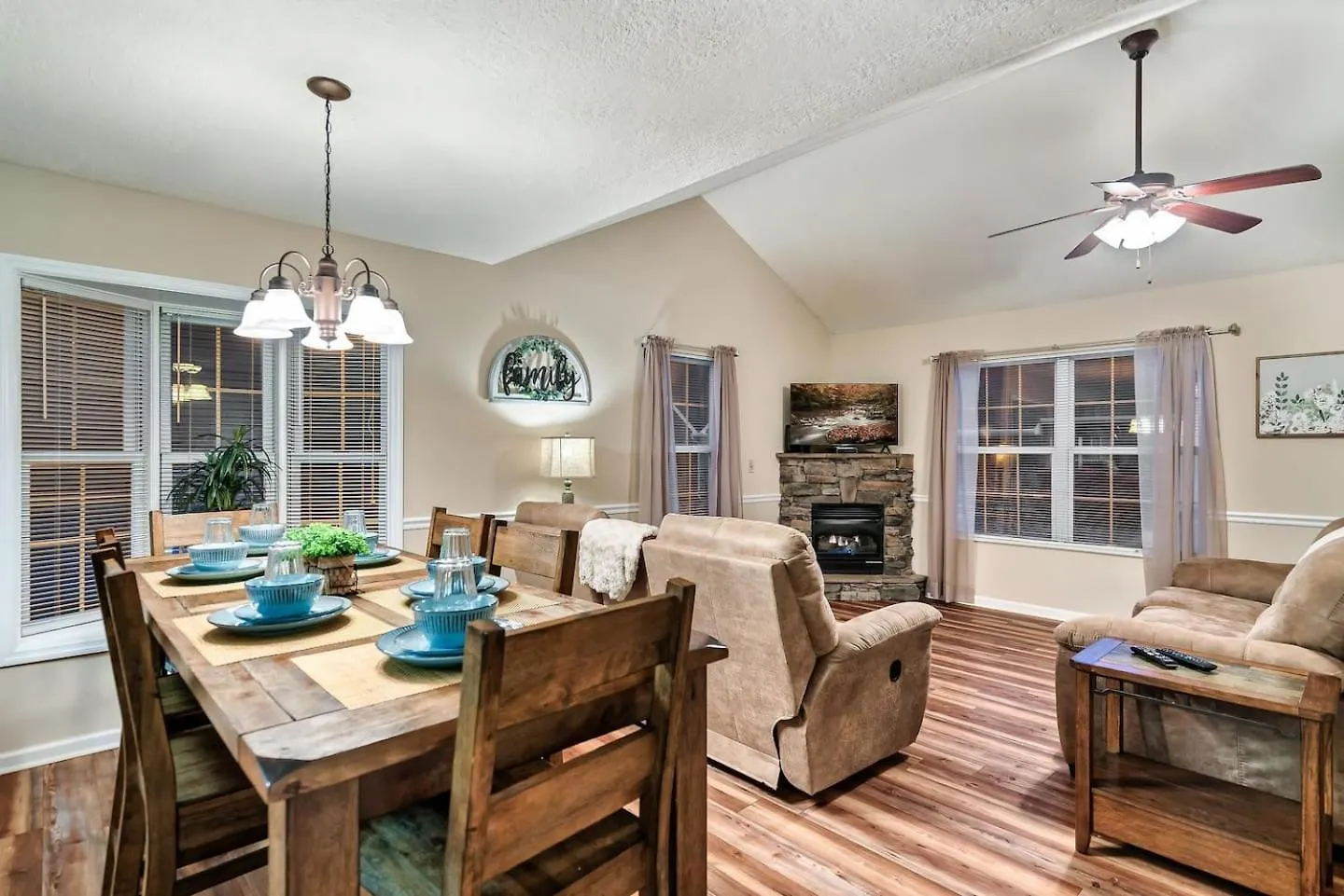 1 Mile To Pkwy, Pets, Hot Tub, Creekside, Porch