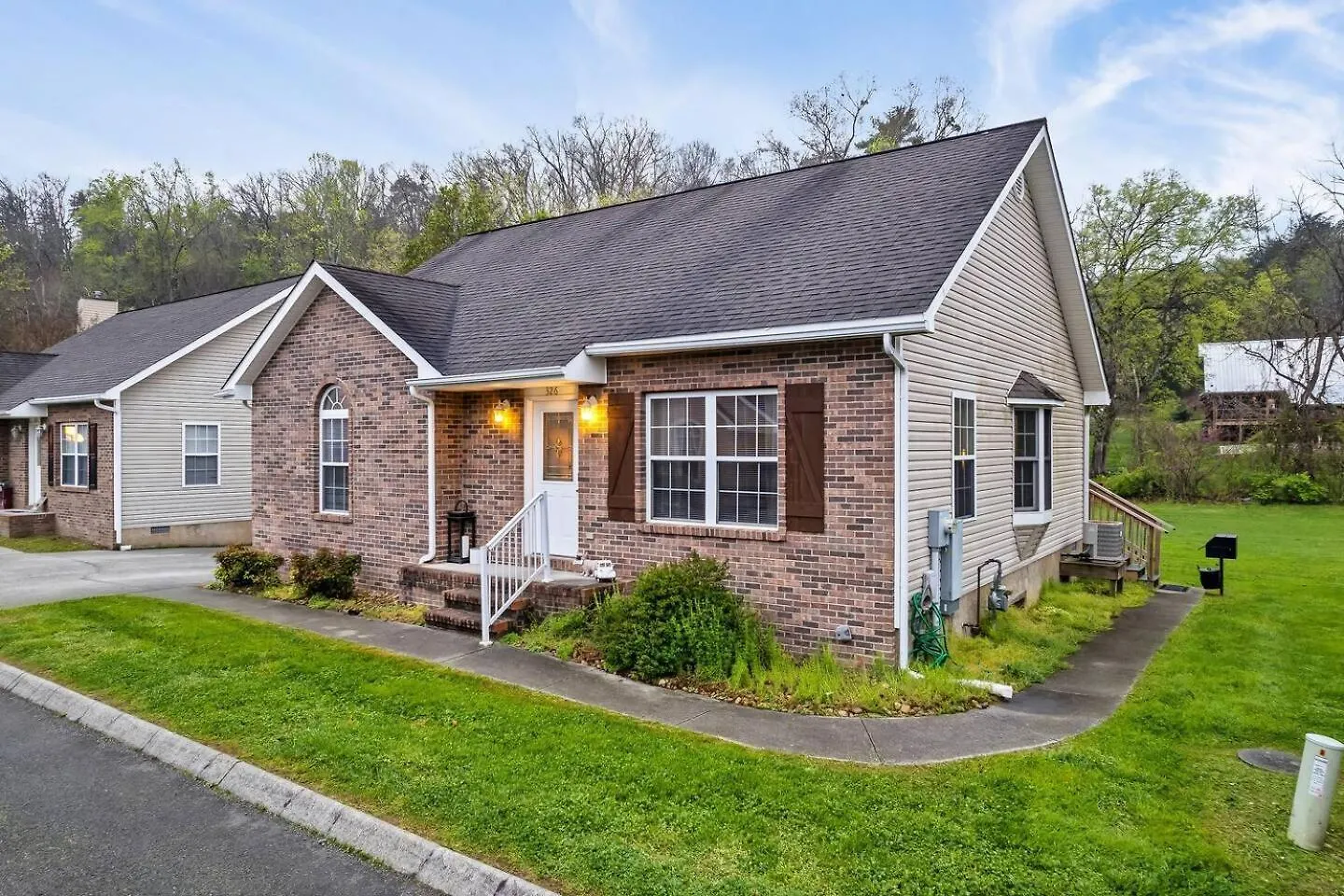 1 Mile To Pkwy, Pets, Hot Tub, Creekside, Porch * Pigeon Forge