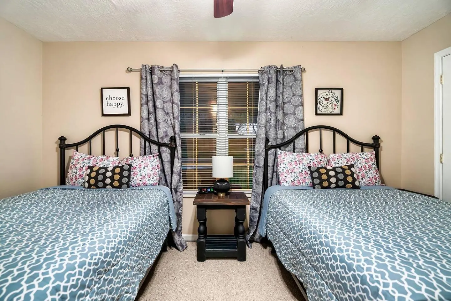 Holiday home 1 Mile To Pkwy, Pets, Hot Tub, Creekside, Porch Pigeon Forge