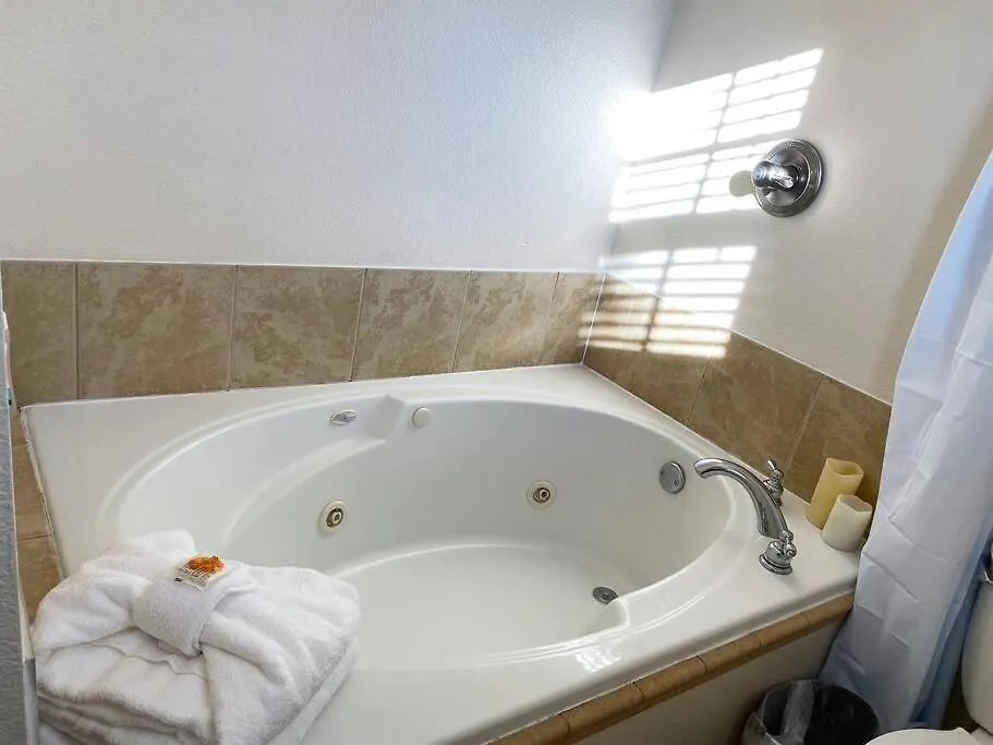Tennessee Time Out - Entire Hot Tub, Creek, No Steep Roads Pigeon Forge