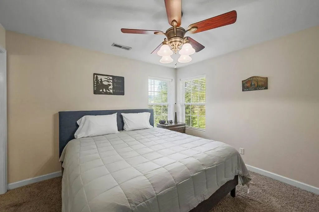 Holiday home Tennessee Time Out - Entire Hot Tub, Creek, No Steep Roads Pigeon Forge