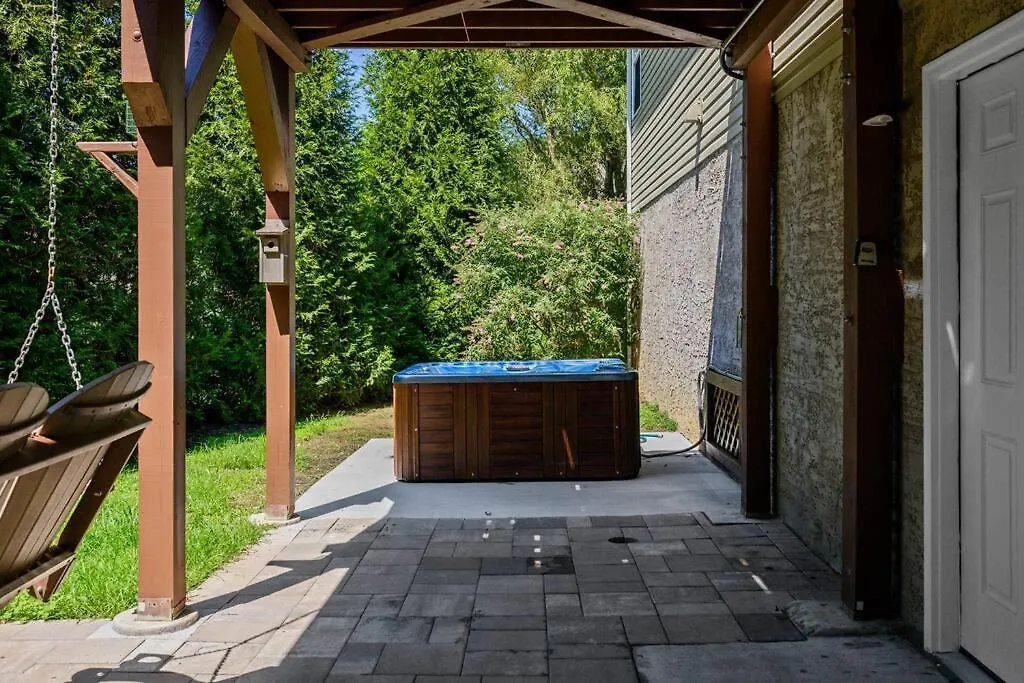 Tennessee Time Out - Entire Hot Tub, Creek, No Steep Roads Holiday home