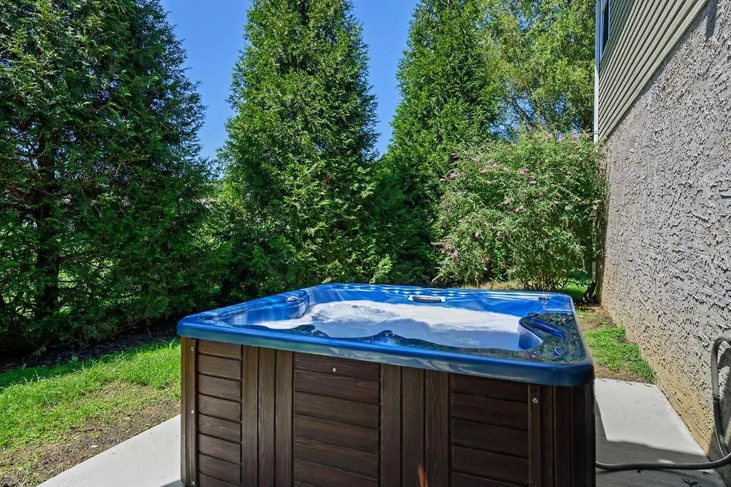 Tennessee Time Out - Entire Hot Tub, Creek, No Steep Roads Holiday home *