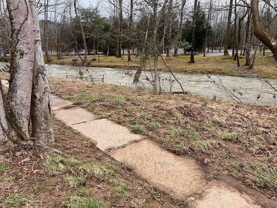 Tennessee Time Out - Entire Hot Tub, Creek, No Steep Roads Holiday home