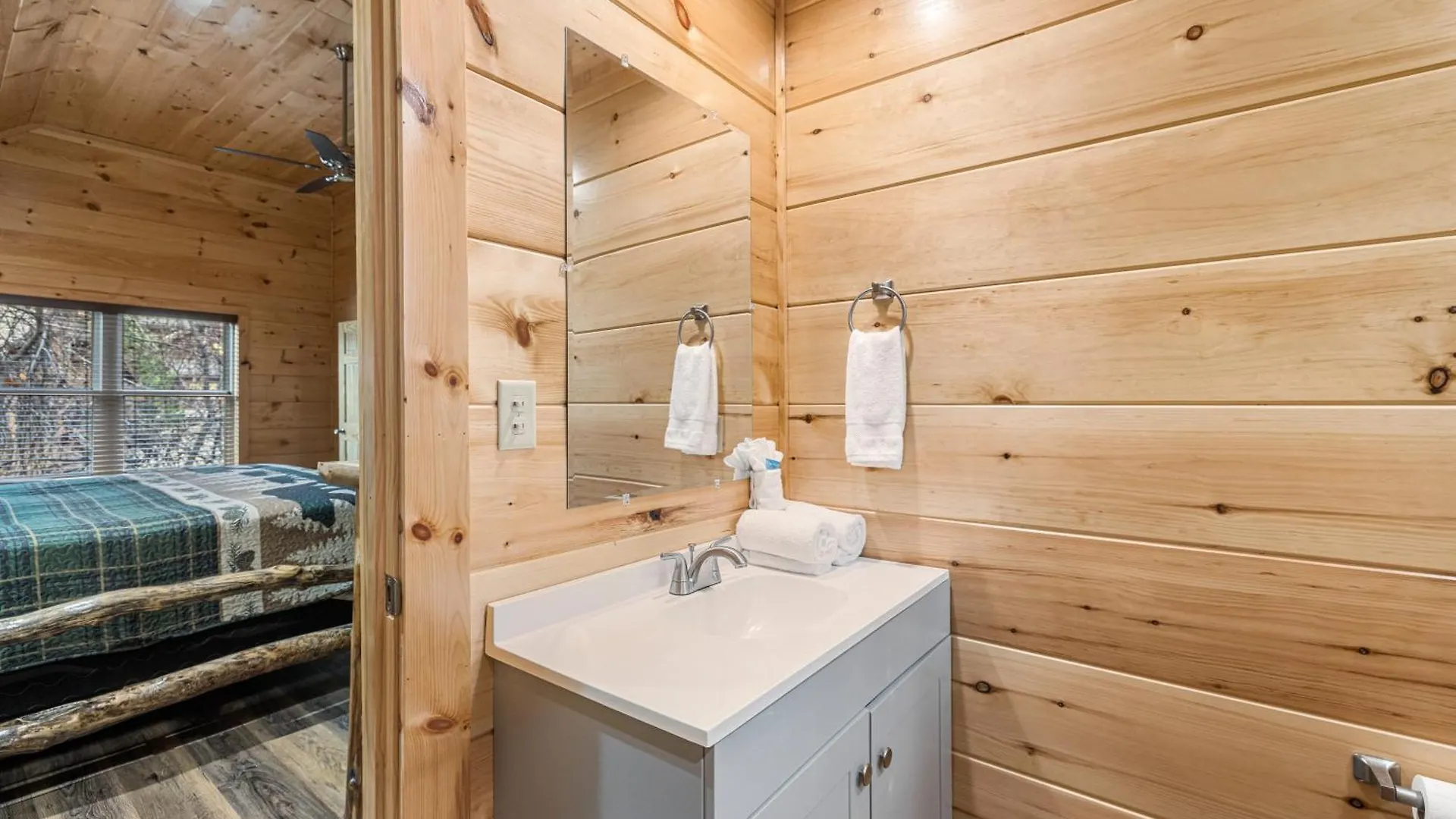 The Red Bird Is A Newly Built 2 Bed 2 Bath Less Than A Mile From Holiday home