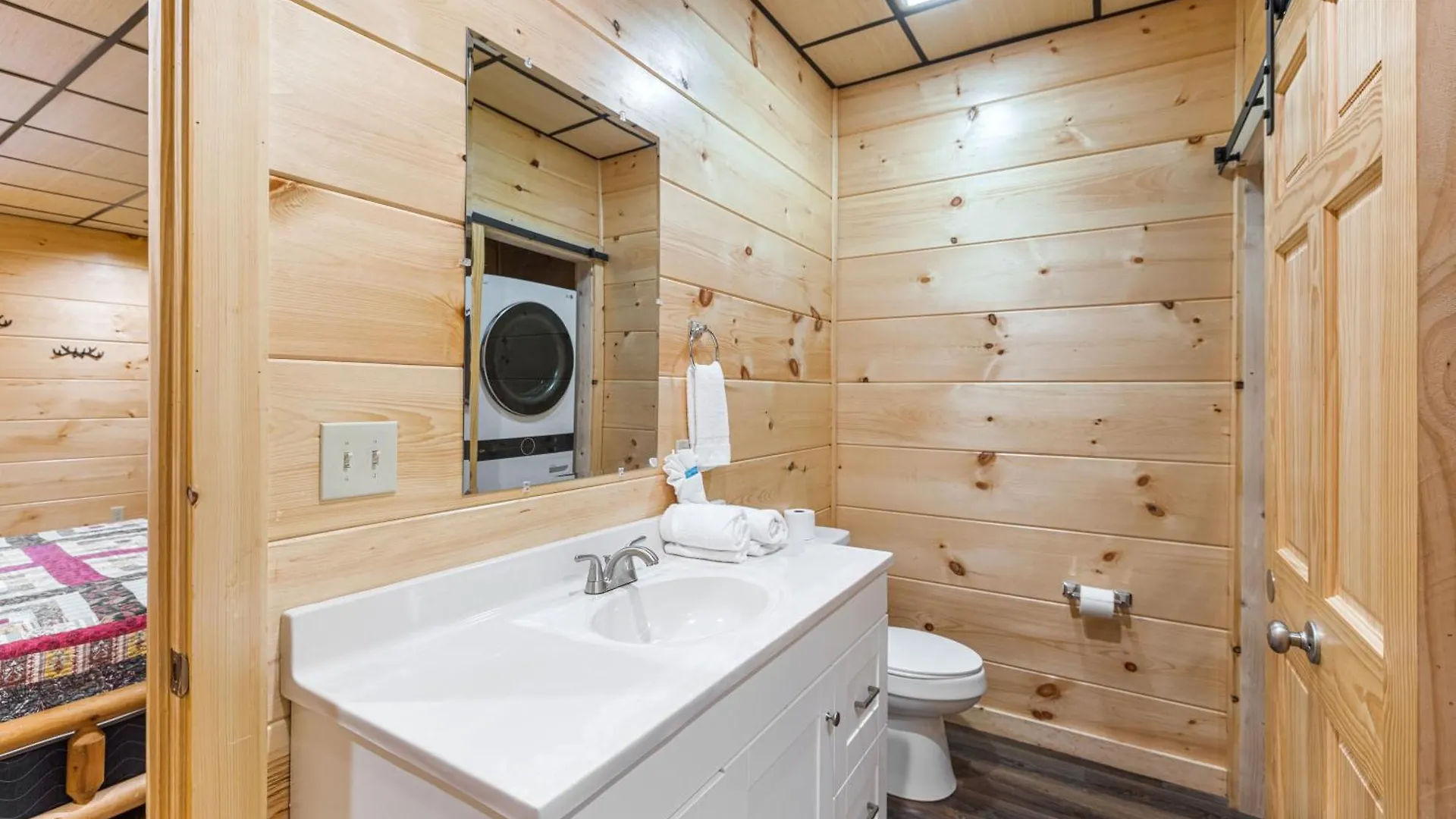 The Red Bird Is A Newly Built 2 Bed 2 Bath Less Than A Mile From Holiday home Pigeon Forge