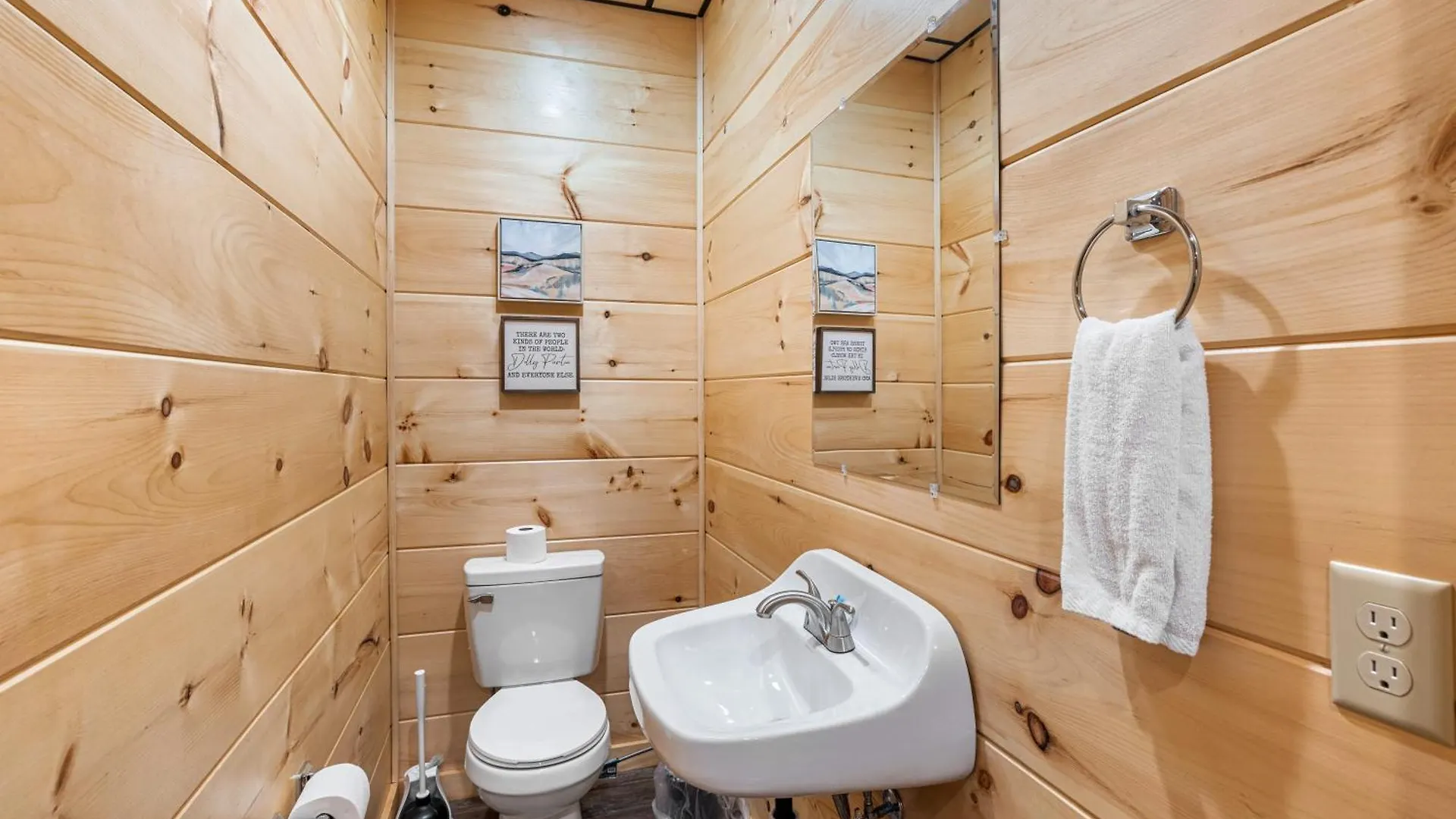 The Red Bird Is A Newly Built 2 Bed 2 Bath Less Than A Mile From Pigeon Forge