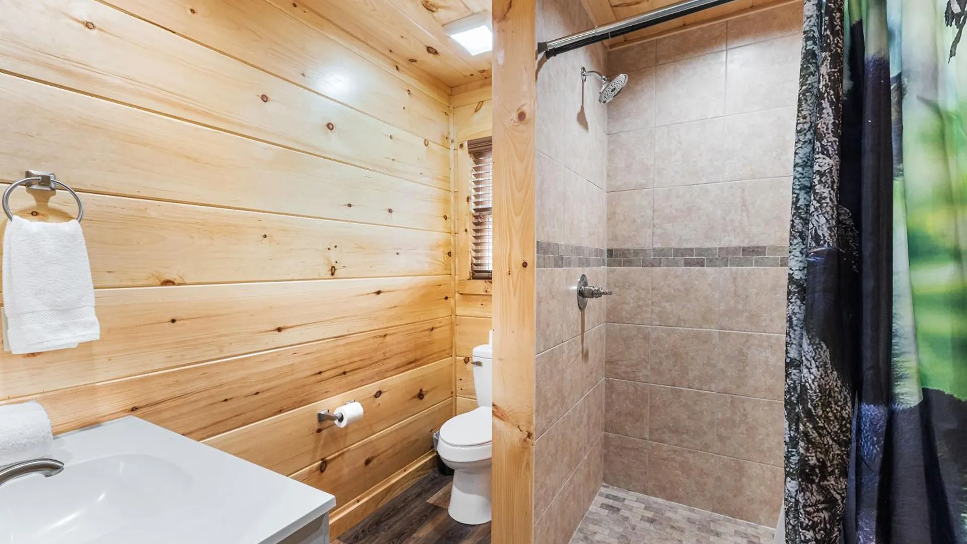 The Red Bird Is A Newly Built 2 Bed 2 Bath Less Than A Mile From Holiday home Pigeon Forge