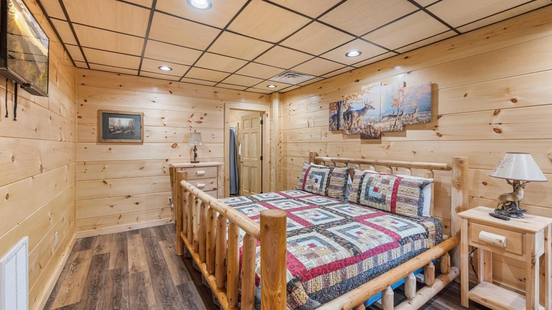 The Red Bird Is A Newly Built 2 Bed 2 Bath Less Than A Mile From * Pigeon Forge