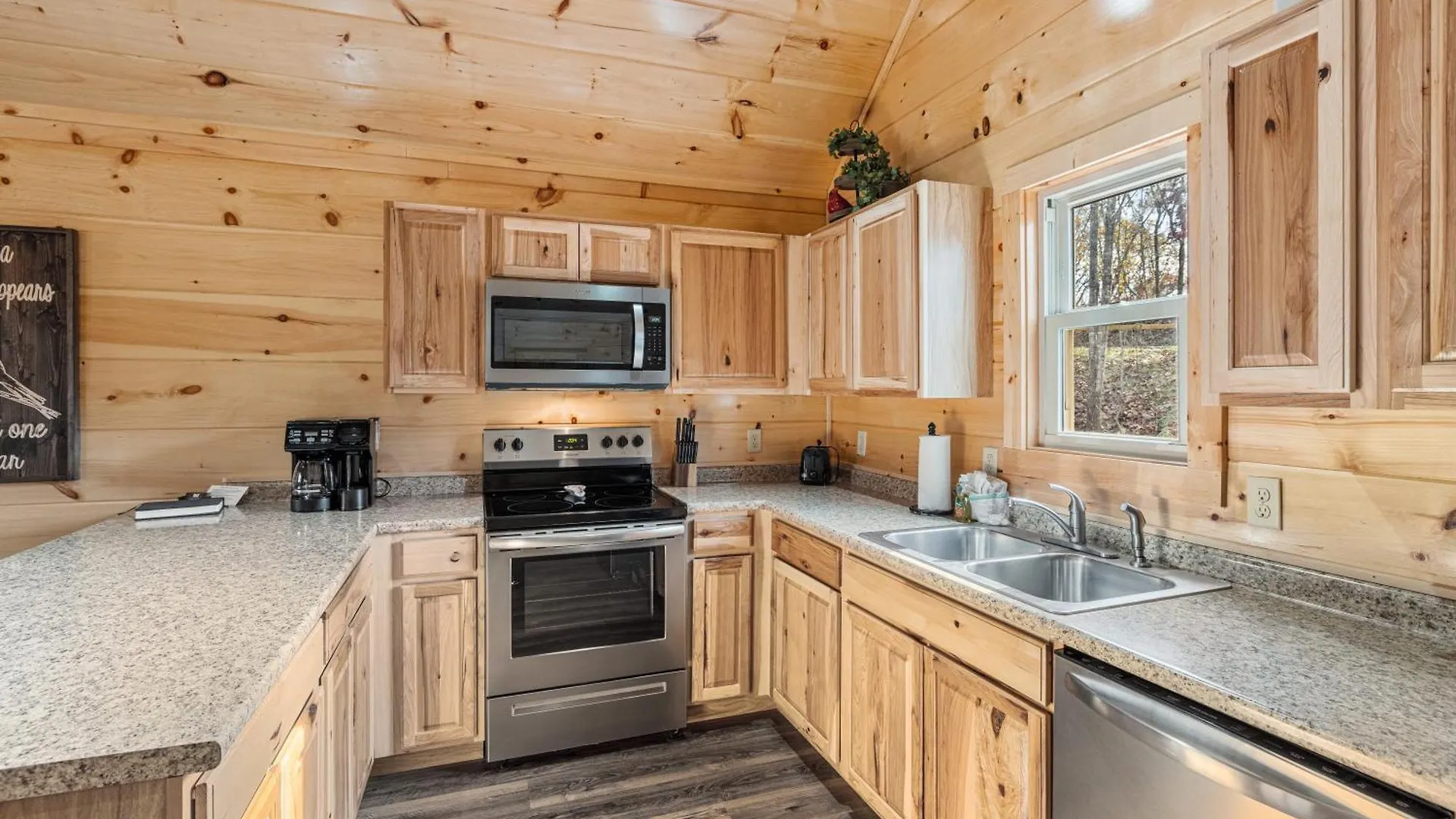 The Red Bird Is A Newly Built 2 Bed 2 Bath Less Than A Mile From Holiday home Pigeon Forge