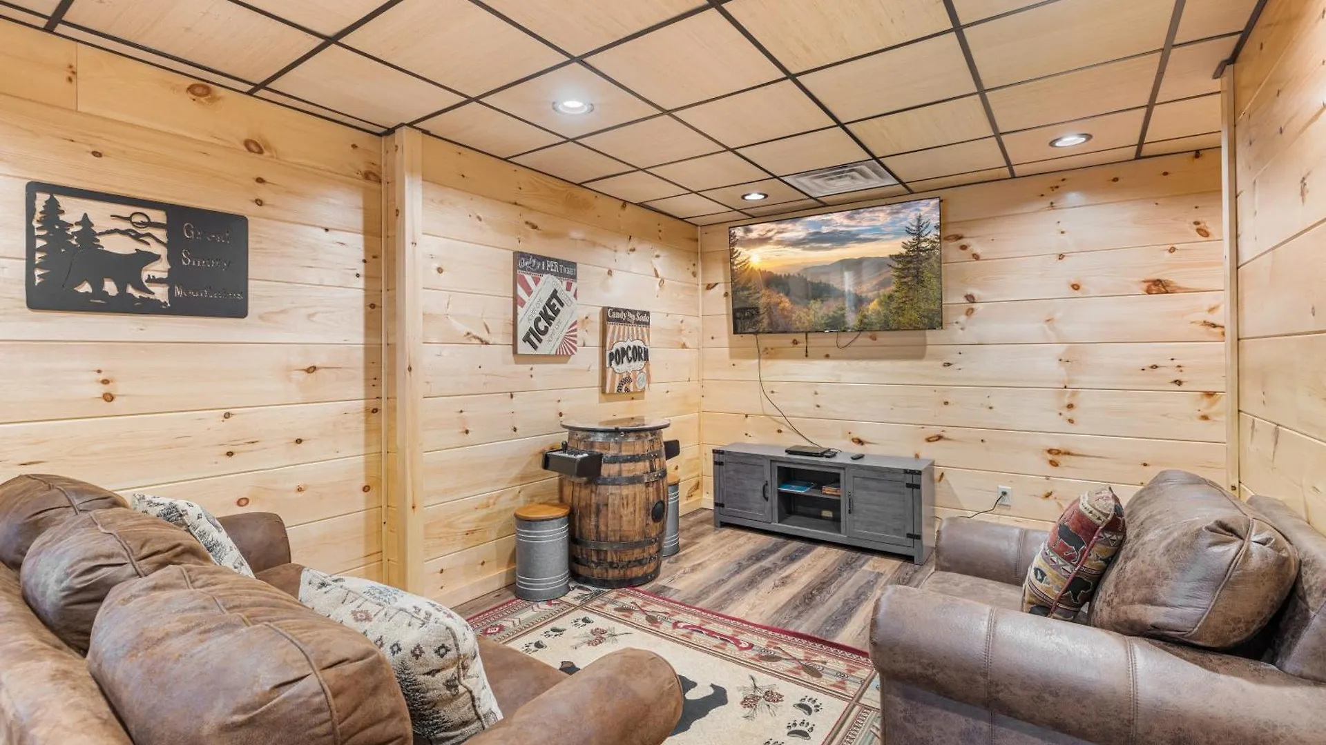 The Red Bird Is A Newly Built 2 Bed 2 Bath Less Than A Mile From Holiday home Pigeon Forge