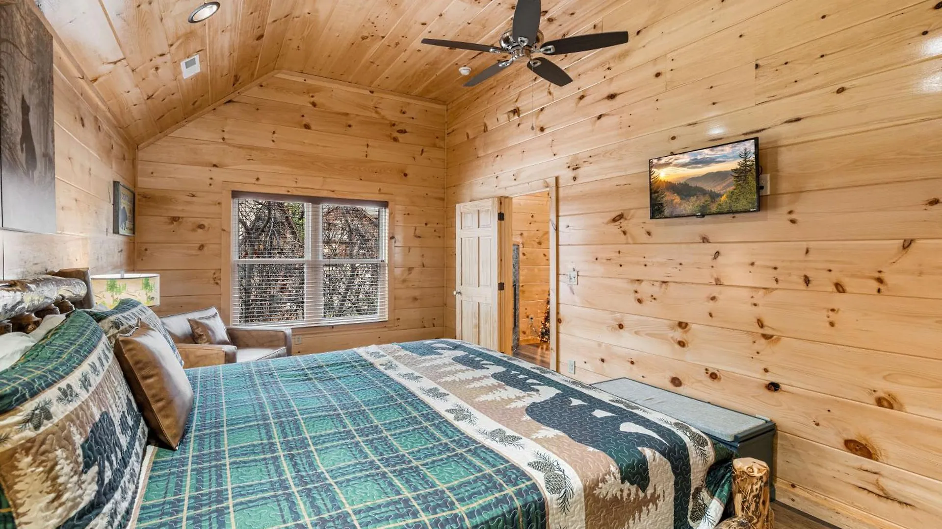 The Red Bird Is A Newly Built 2 Bed 2 Bath Less Than A Mile From Holiday home Pigeon Forge