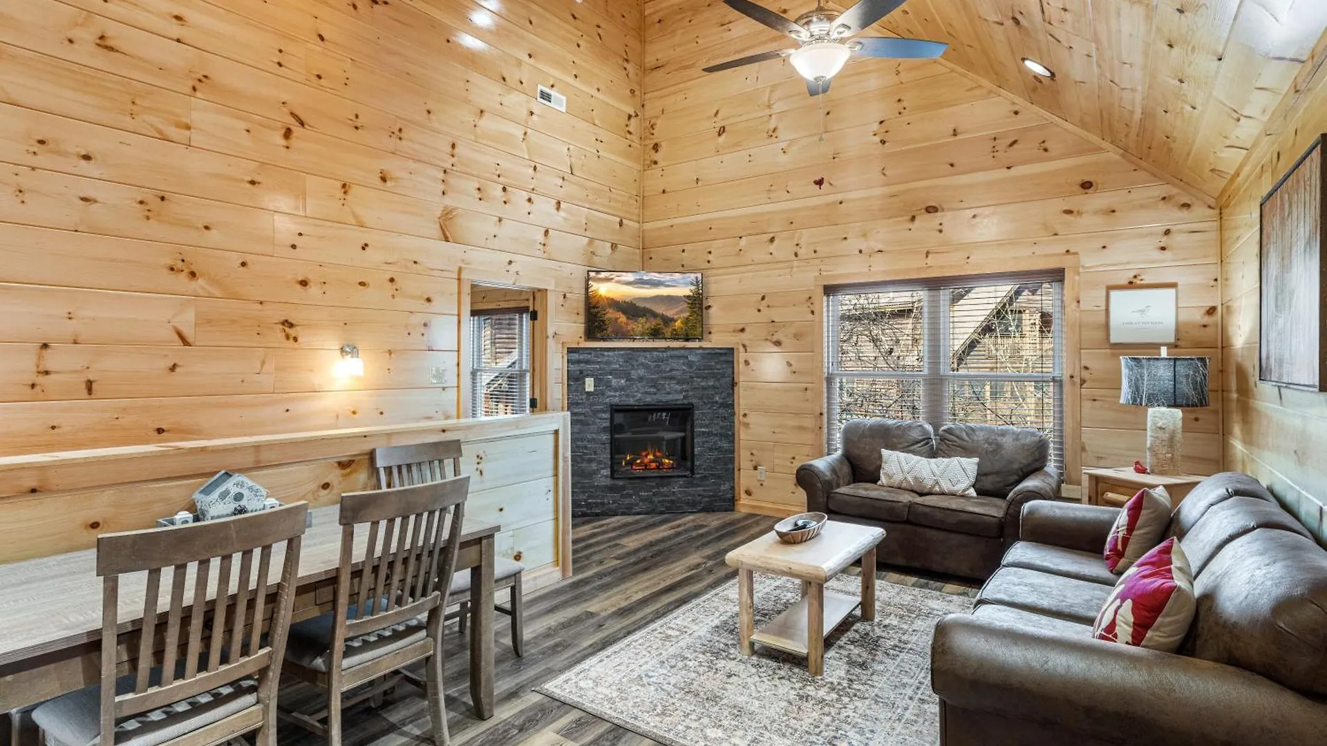 The Red Bird Is A Newly Built 2 Bed 2 Bath Less Than A Mile From Holiday home *