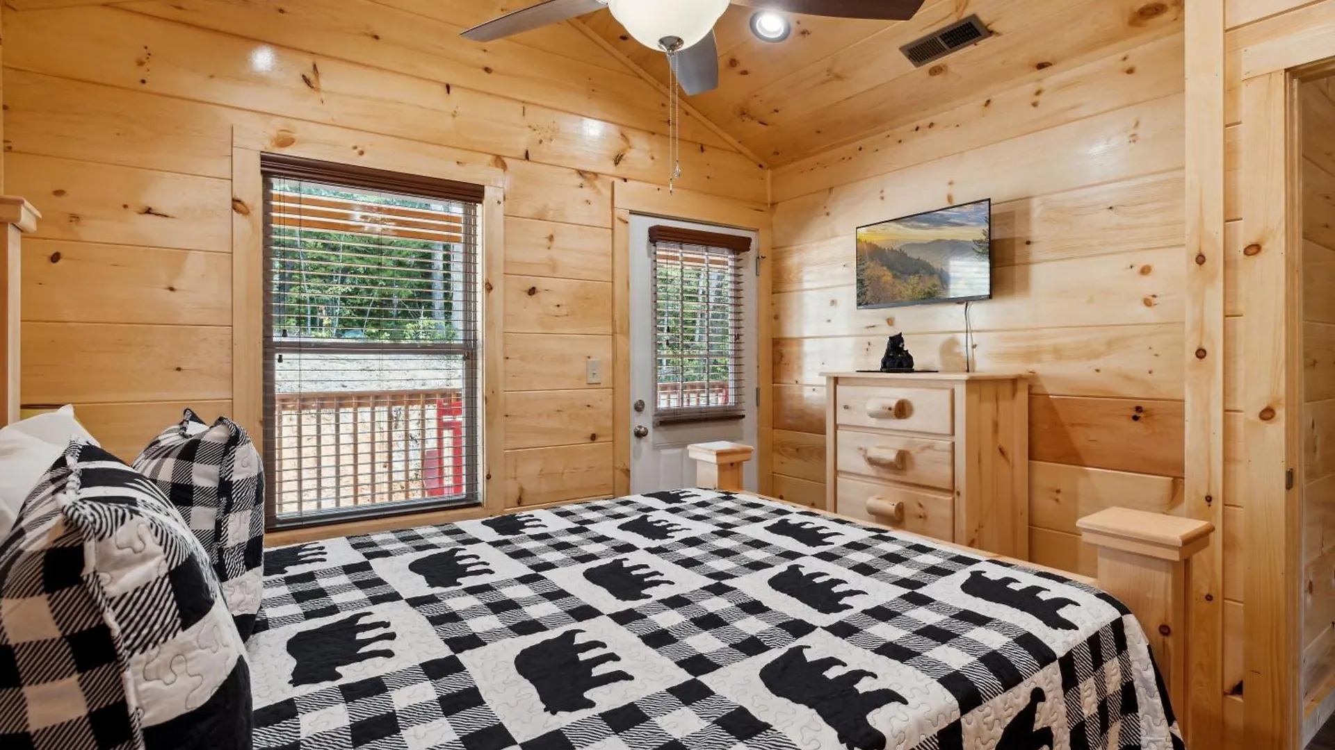 The 3 Bears Is A Newly Built 3 Bedroom Only 3 Minutes From The Parkway! * Pigeon Forge