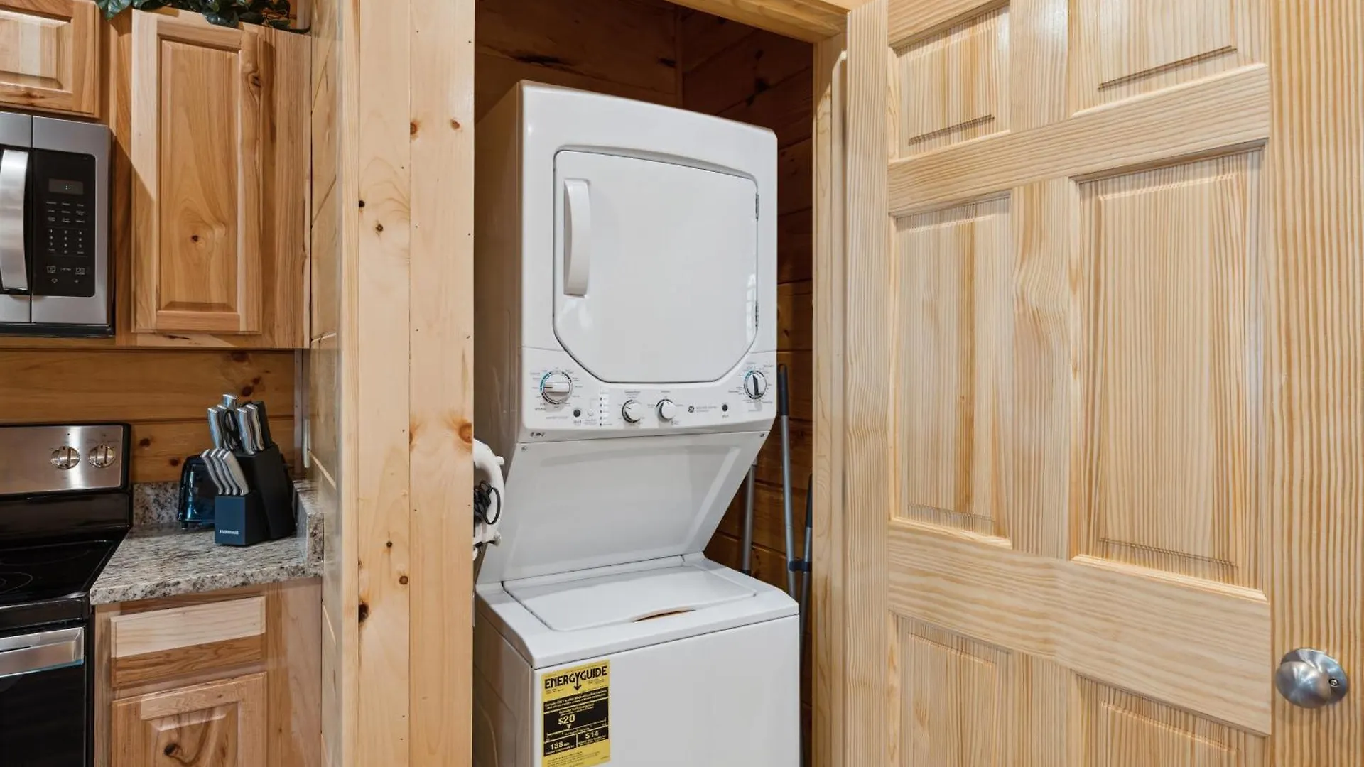 The 3 Bears Is A Newly Built 3 Bedroom Only 3 Minutes From The Parkway! Holiday home Pigeon Forge