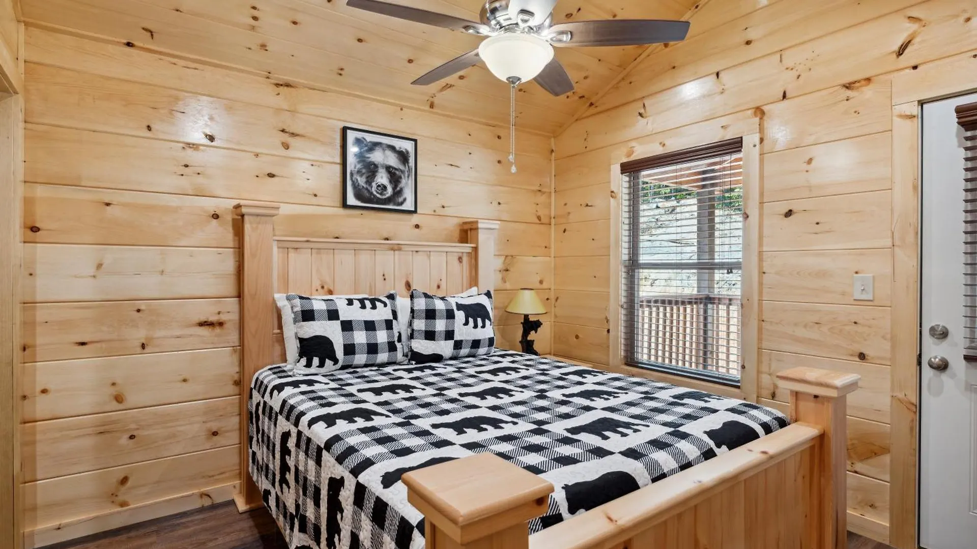 The 3 Bears Is A Newly Built 3 Bedroom Only 3 Minutes From The Parkway! Holiday home