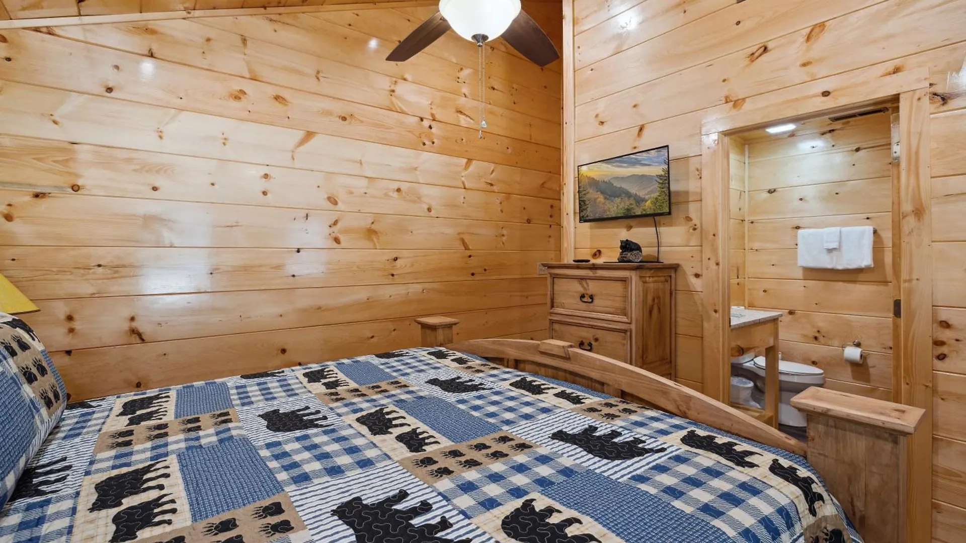 Holiday home The 3 Bears Is A Newly Built 3 Bedroom Only 3 Minutes From The Parkway! *