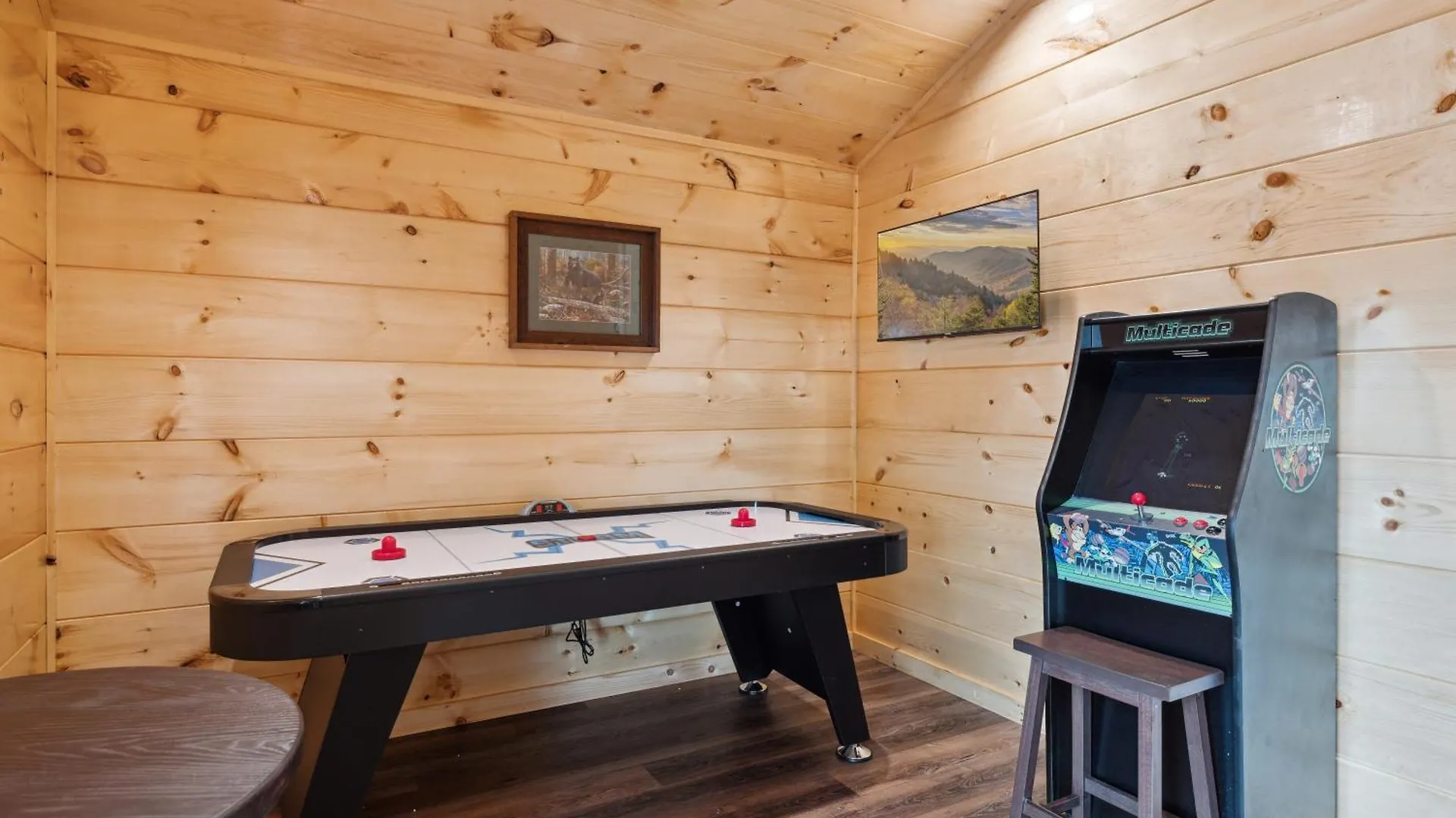 The 3 Bears Is A Newly Built 3 Bedroom Only 3 Minutes From The Parkway! *