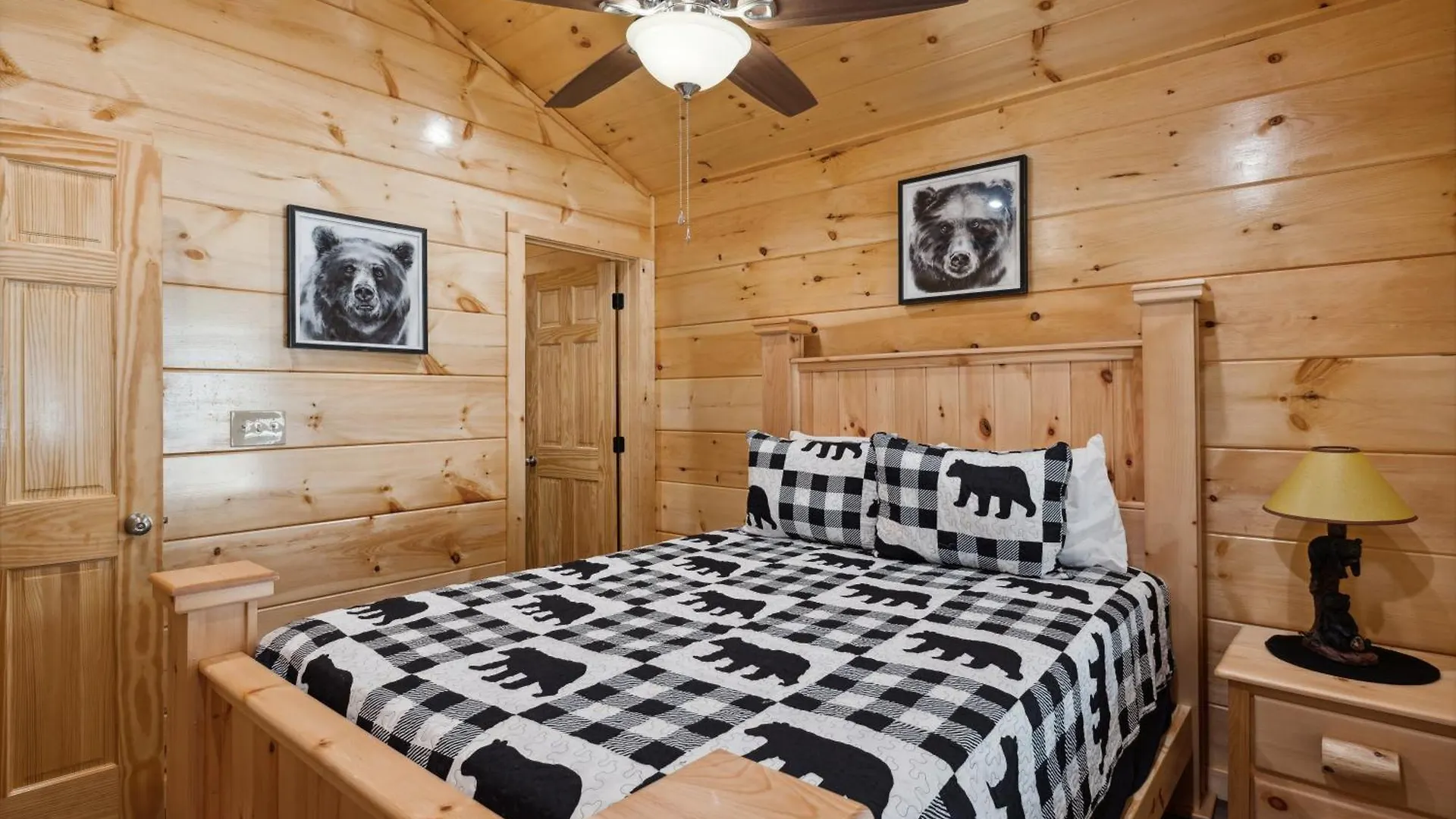 The 3 Bears Is A Newly Built 3 Bedroom Only 3 Minutes From The Parkway! *