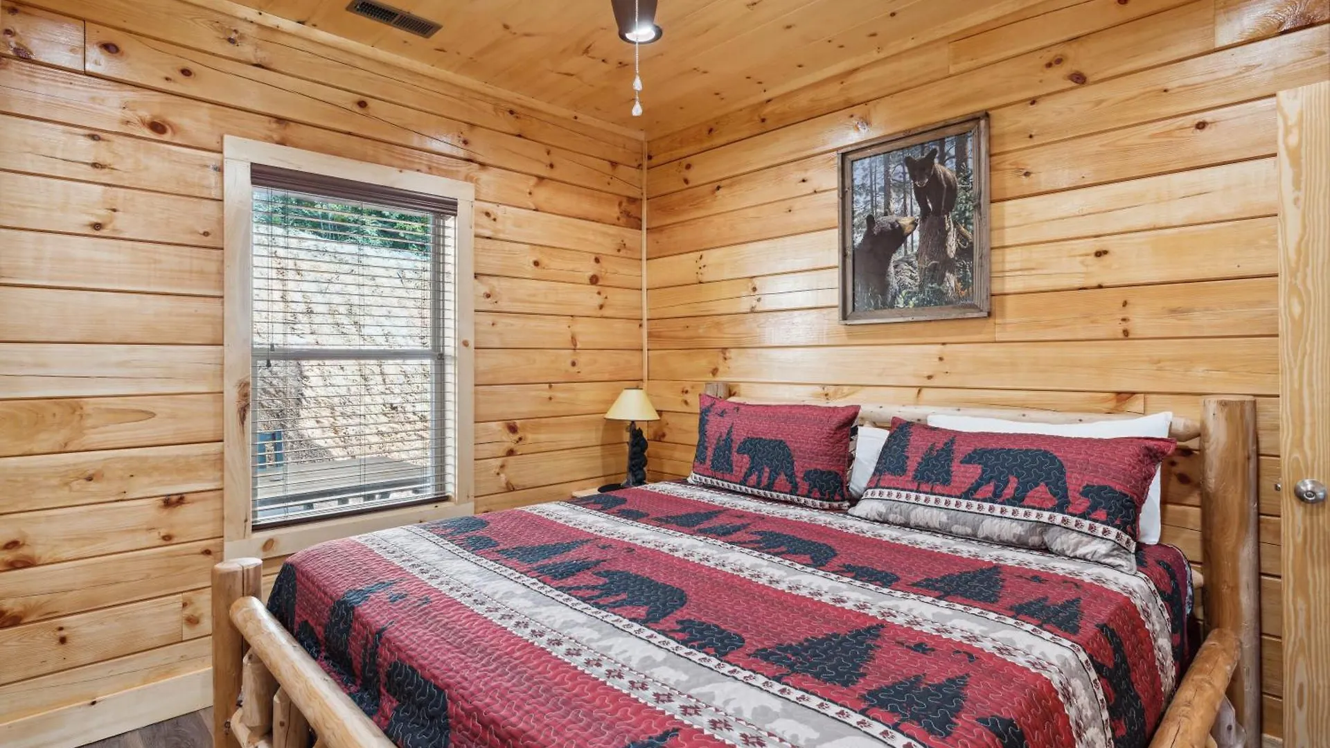 The 3 Bears Is A Newly Built 3 Bedroom Only 3 Minutes From The Parkway! Holiday home Pigeon Forge