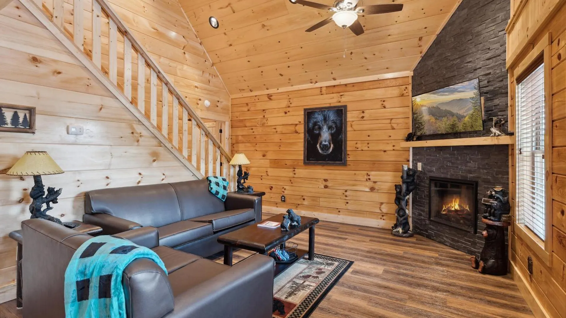 The 3 Bears Is A Newly Built 3 Bedroom Only 3 Minutes From The Parkway! Pigeon Forge