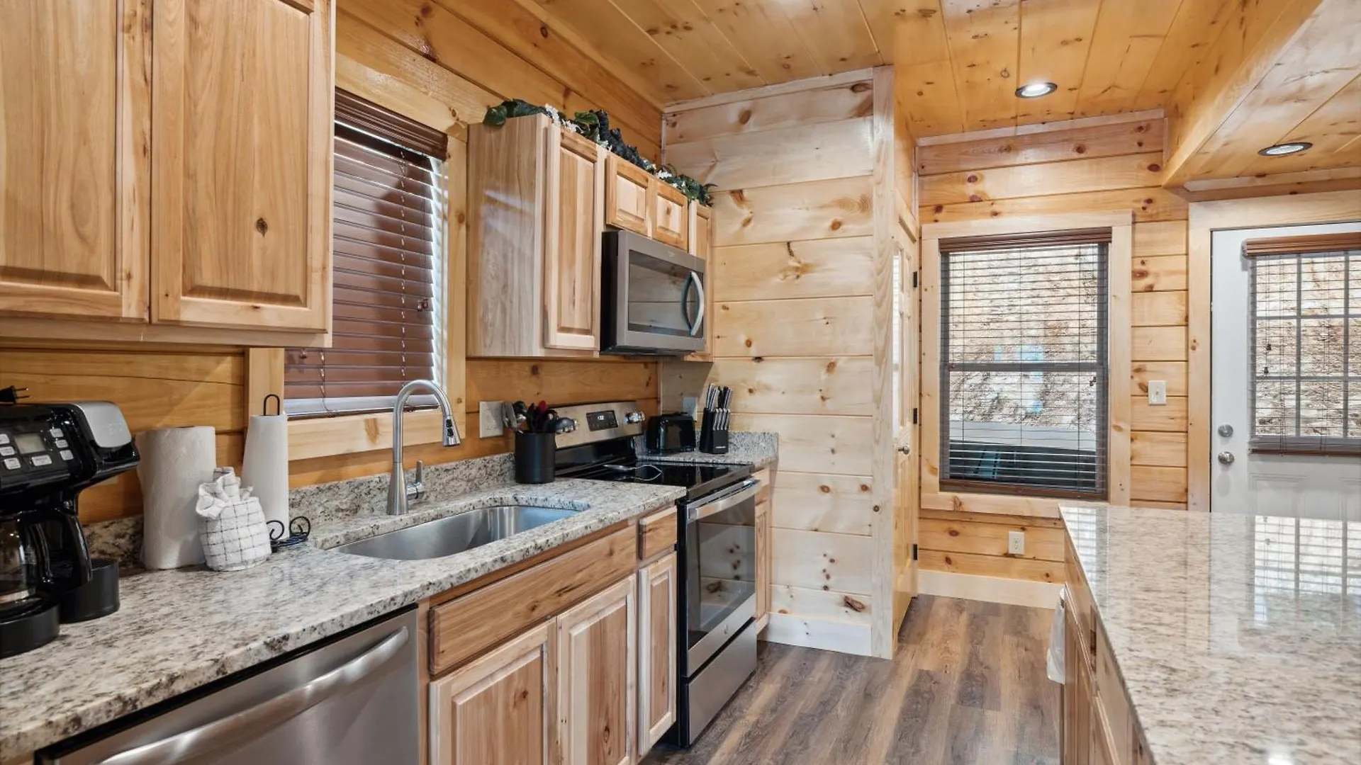 The 3 Bears Is A Newly Built 3 Bedroom Only 3 Minutes From The Parkway! * Pigeon Forge