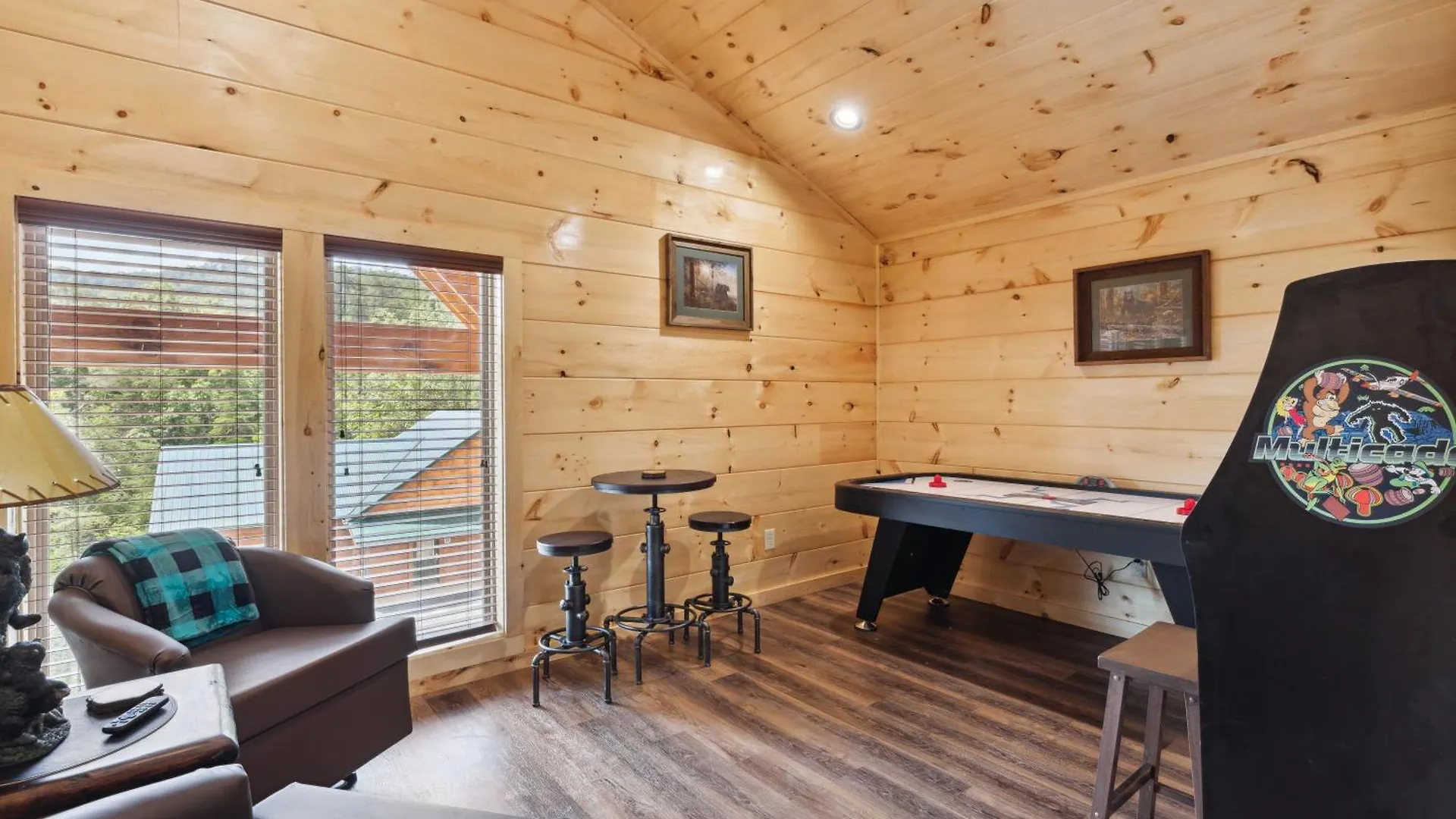 The 3 Bears Is A Newly Built 3 Bedroom Only 3 Minutes From The Parkway!